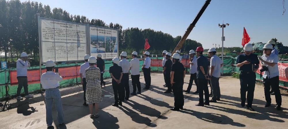 9��13�������ĳ����˴��I(l��ng)��(d��o)�R�V���������ٵ�һ���W�R�ҹ�˾�ڽ��(xi��ng)Ŀ���ͱ�վ���جF(xi��n)��(ch��ng)����ʩ���F(xi��n)��(ch��ng)�_(k��i)չȫ�ЬF(xi��n)��ˮ�W(w��ng)���O(sh��)���}ҕ�켰�ش������(xi��ng)Ŀ����(d��o)��������ˮ�����h�M�ɆT��λɽ���^(q��)��������(hu��)������˾����(j��ng)����������k����������Ⱥ�ǵ��I(l��ng)��(d��o)��ͬ���(d��ng)�����O(sh��)��λ�F(xi��n)��(ch��ng)ؓ(f��)؟(z��)���w�d�yԔ��(x��)��B�˹����|(zh��)������ȫ���M(j��n)�ȼ���һ��Ӌ(j��)����